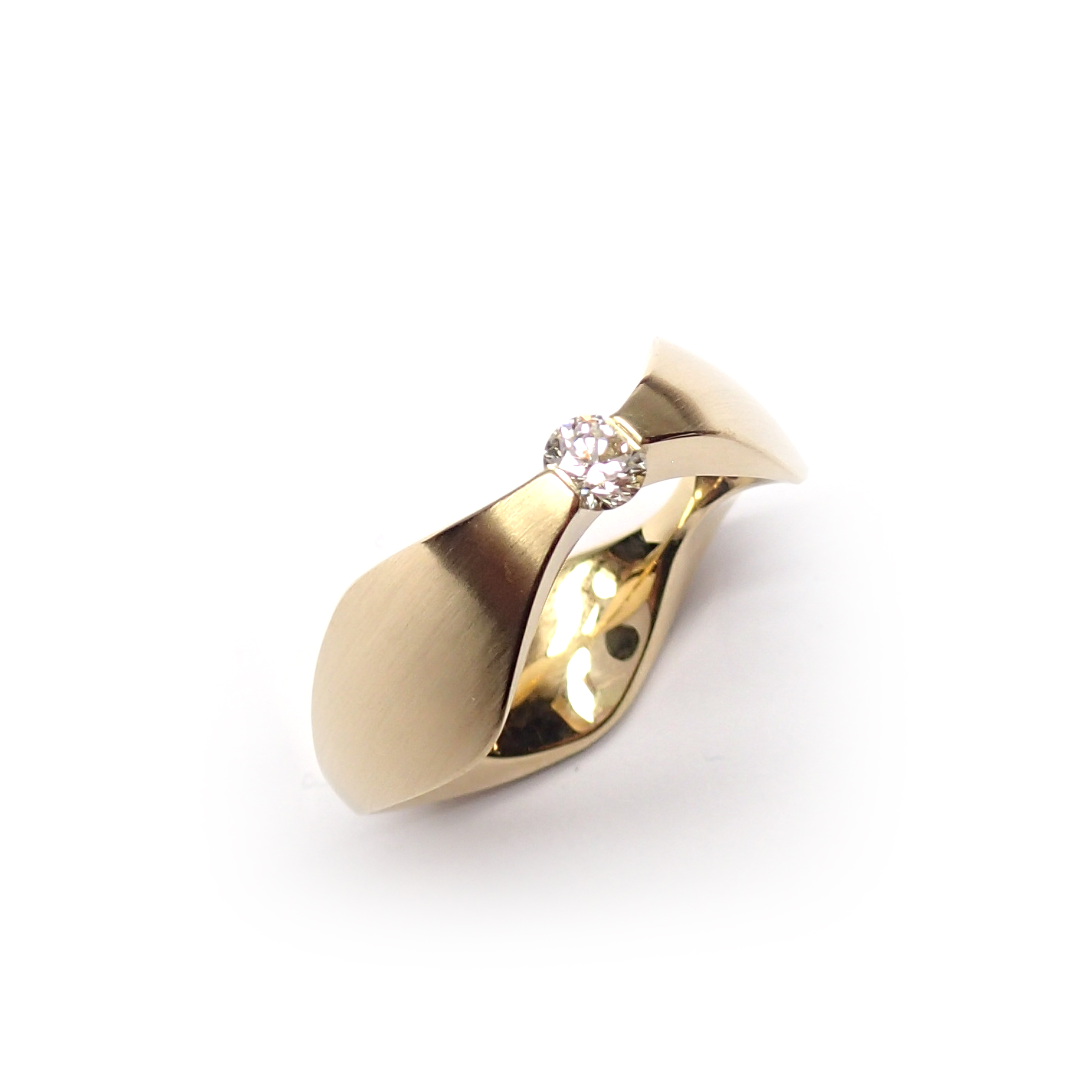 Een 14 krt geelgouden ring Cardillac model Trio 8mm en een diamant briljant geslepen 0.07 crt TW Si.