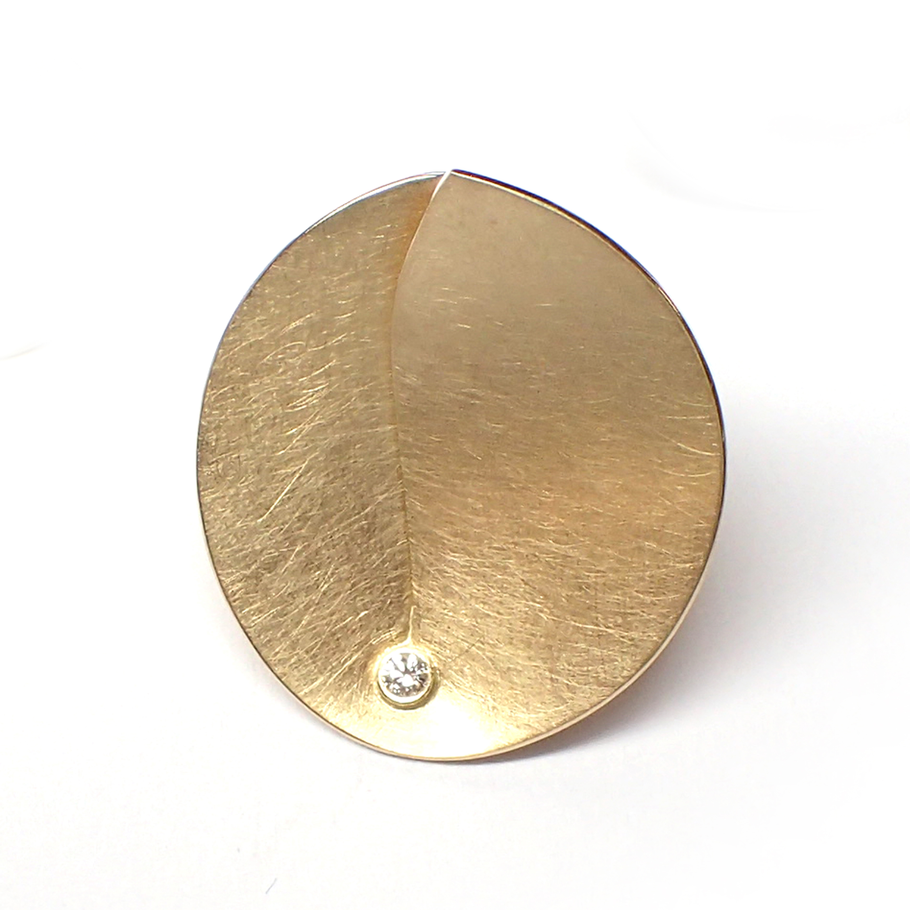 Een 18 krt geelgouden hanger Cardillac model Abalone met een diamant briljant geslepen 0.02 crt TW SI.