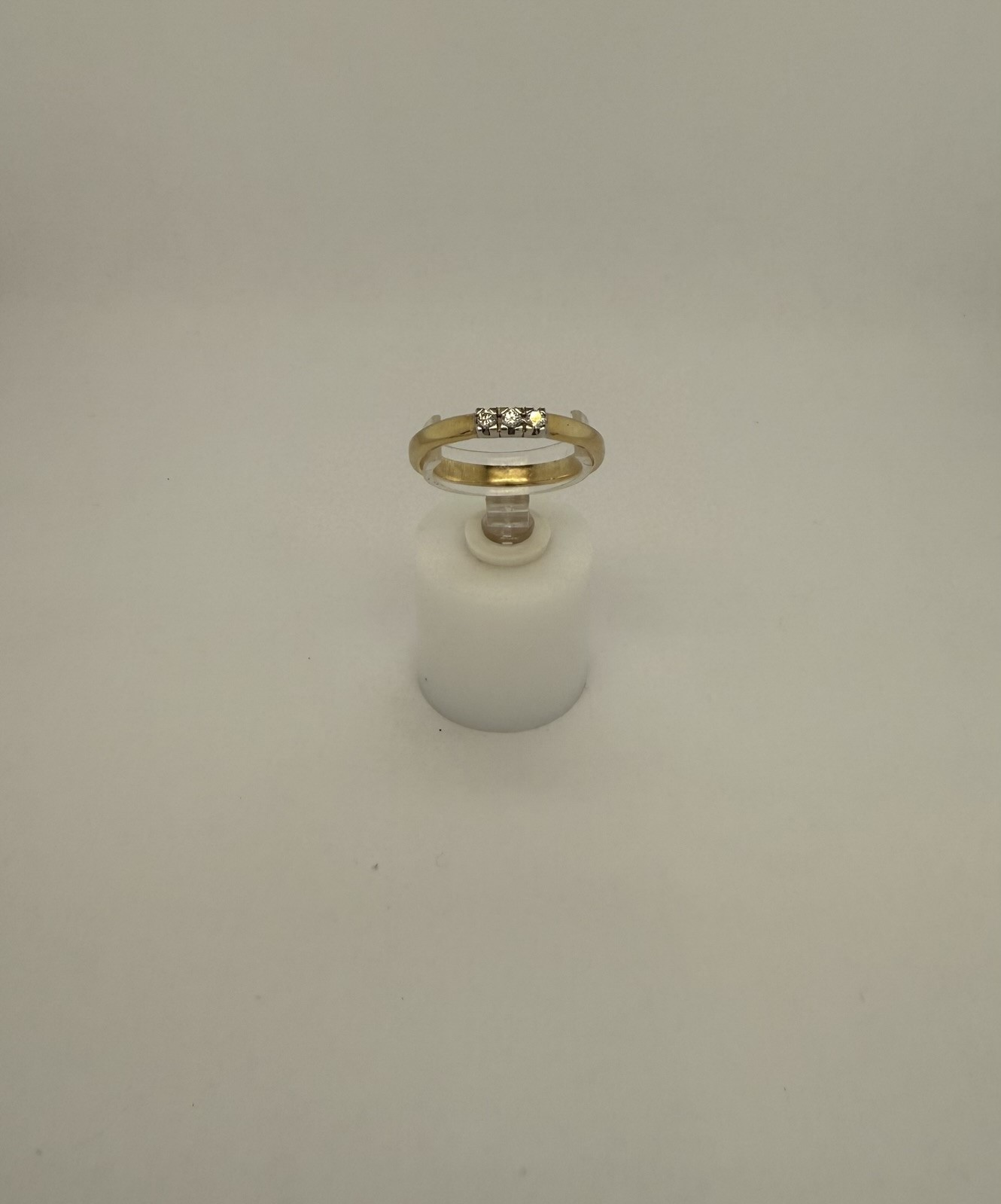 14krt geelgouden ring met 3x.003ct diamant
