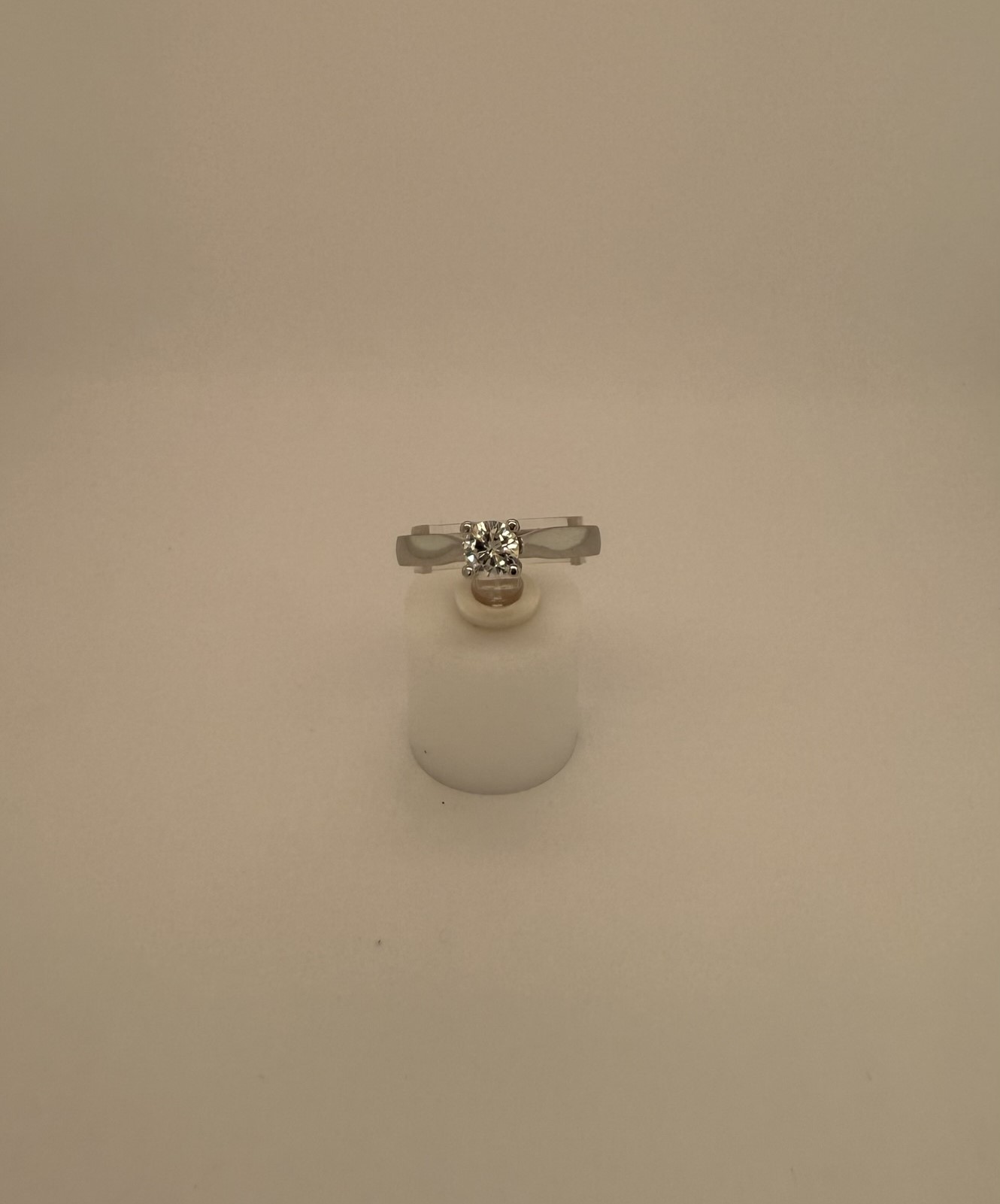 Deze prachtige 14 karaat witgouden ring is versierd met een schitterende diamant van 0,50 karaat met Top Wesselton (TW) zuiverheid en Very Small Inclusion (VS) helderheid. De ring is tijdloos en elegant, perfect voor dagelijks gebruik of speciale gelegenheden. Draag deze ring aan je ringvinger voor een subtiele en glamoureuze touch aan je outfit. Een absolute must-have voor elke sieradencollectie!