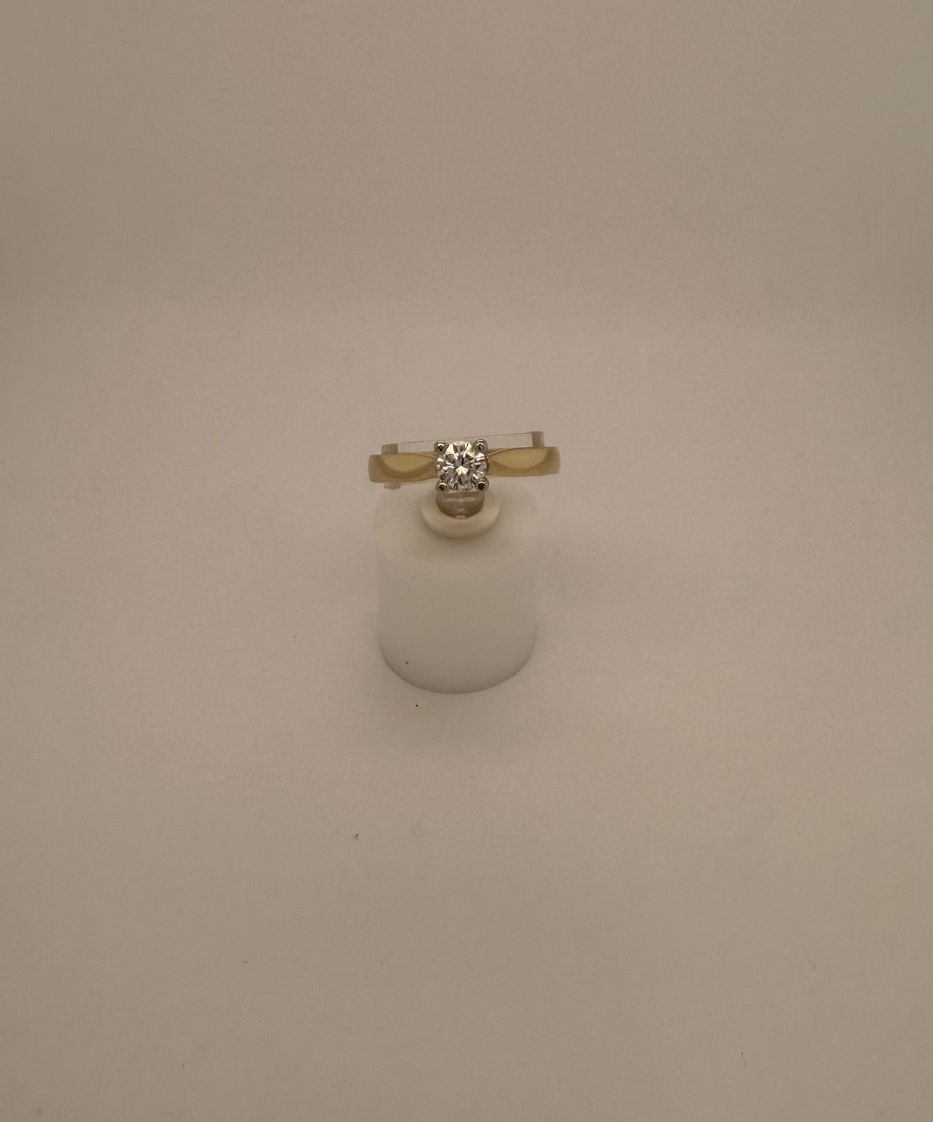 Deze prachtige ring heeft een 14 karaats geelgouden band en is bezet met een schitterende 0.50 karaats TW/VS diamant. De ring heeft een elegante uitstraling die zowel dagelijks als bij speciale gelegenheden gedragen kan worden. Combineer het met andere gouden sieraden voor een complete look of draag het alleen voor een subtiele touch of sparkle. Een tijdloos stuk voor in je sieradencollectie!