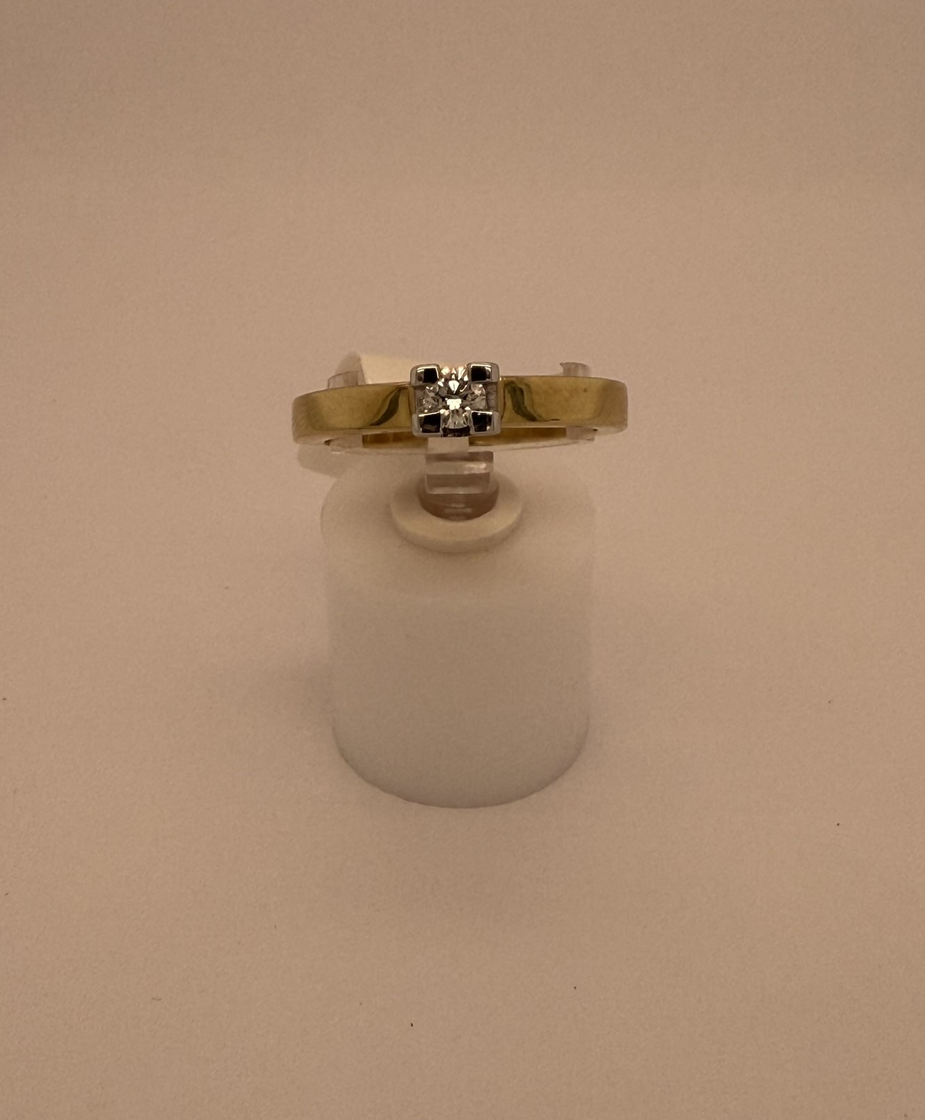 14krt geelgouden ring, kenmerkt zich door een schitterende 0.15ct briljant geslepen diamant, geplaatst in een elegante witgouden zetting. Ideaal te dragen op formele gelegenheden of als luxe dagelijks accessoire. Combineer met andere gouden sieraden voor een verfijnde uitstraling. Perfect voor uw webshop als tijdloze en elegante keuze.