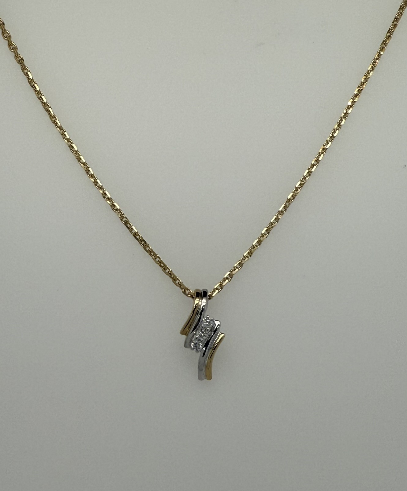 De 14krt BiColor hanger, is een verfijnde hanger met een totale karaatgewicht van 0,04crt TW-SI. De briljante hanger, vallend onder de categorie sieraad, komt het best tot zijn recht op een subtiele ketting om de hals, ideaal voor zowel dagelijkse als speciale gelegenheden. Voeg een stijlvolle touch toe aan je look met deze prachtige hanger.