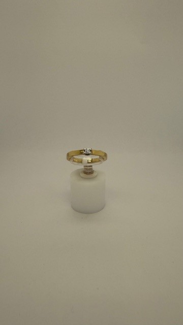 De Eclat 14krt geelgouden ring is een elegante keuze, voorzien van een briljantgeslepen diamant van 0.07 karaat in de kleur G (Fijn wit Top Wesselton). Perfect voor speciale gelegenheden of dagelijks glamoureuze stijl. Draag hem solo of samen met andere gouden sieraden voor een verfijnde uitstraling.