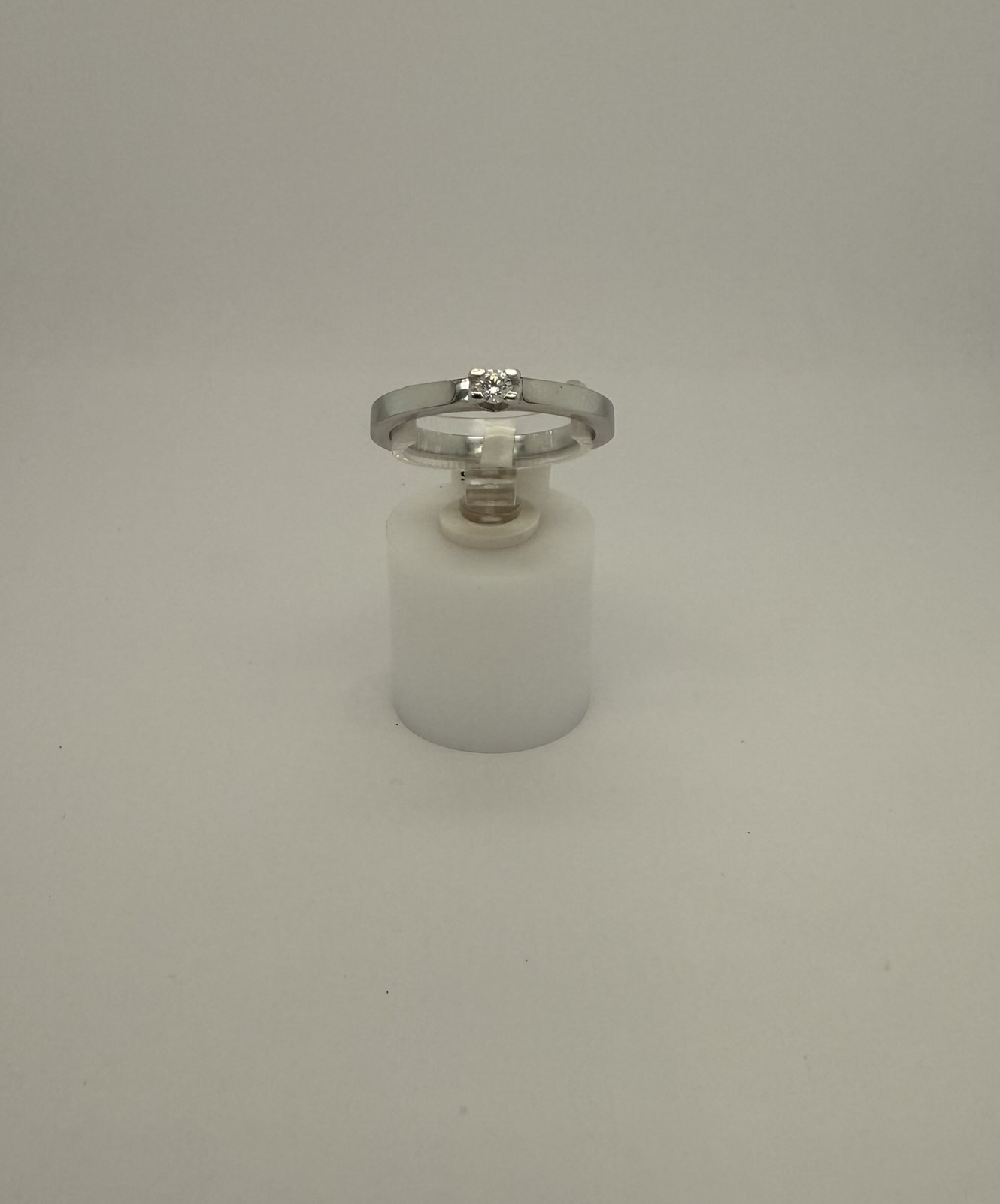 De Eclat 14krt. witgouden ring met Diamant, is een verfijnd sieraad dat luxe uitstraalt door de combinatie van witgoud en een schitterende diamant. Perfect voor elegante gelegenheden, maar ook om dagelijks te dragen voor een vleugje glamour. Draag deze ring als een statement stuk, solo of in combinatie met andere fijne sieraden voor een verfijnde look.