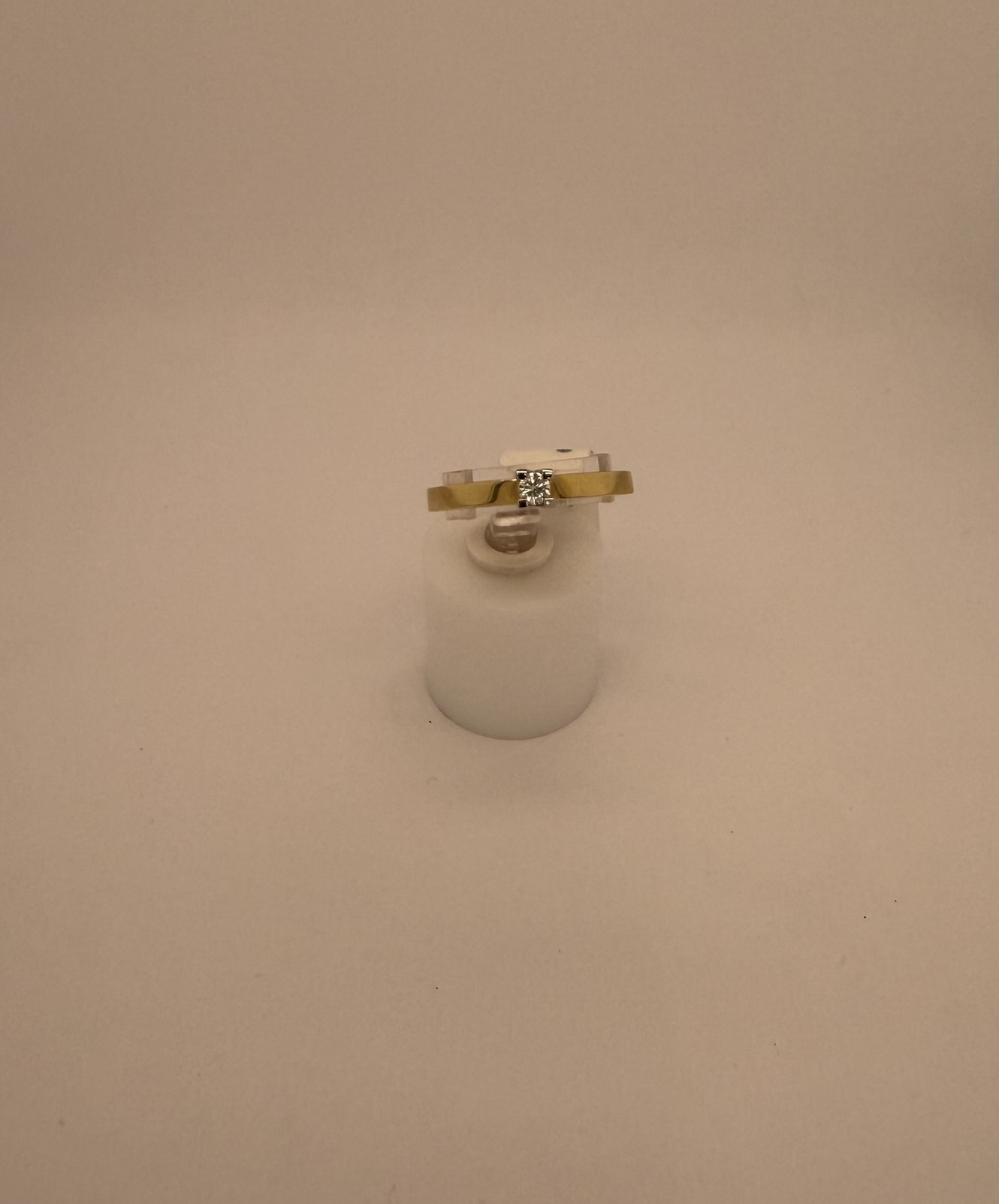 De Eclat 14krt geelgouden solitair ring, biedt verfijning met een briljant geslepen diamant (0.1 karaat) in een witgouden zetting. Perfect voor elke gelegenheid, combineert elegantie en stijl. Draag deze gouden ring solo of samen met andere sieraden voor een verfijnde look.