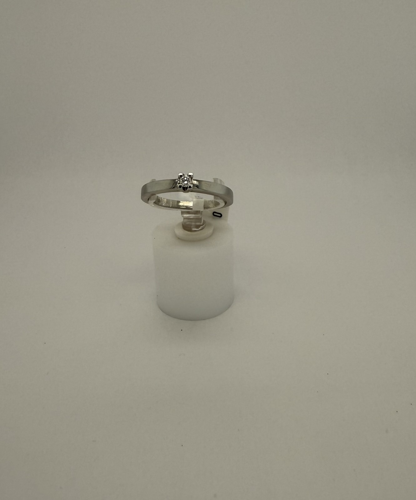 De Eclat 14krt. witgouden ring met diamant, is een elegante keuze. Kenmerken zijn een briljant geslepen diamant van 0,05 karaat. Perfect voor dagelijks gebruik of speciale gelegenheden. Draag deze verfijnde ring om stijl en luxe toe te voegen aan elke outfit.