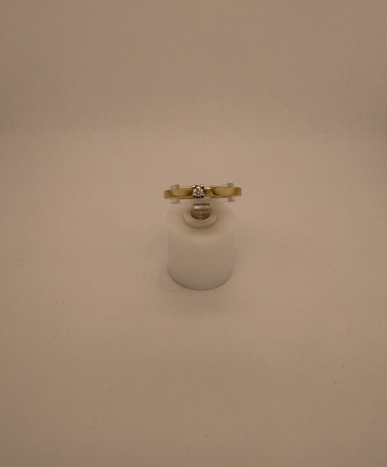 Eclat 14krt geelgouden ring met diamant in witgouden zetting,  is een verfijnd juweel met een briljante diamanten steen van 0.05 karaat. Deze ring straalt elegantie uit en is perfect voor speciale gelegenheden. Draag hem solo als statement piece of combineer met andere ringen voor een trendy gelaagde look. 