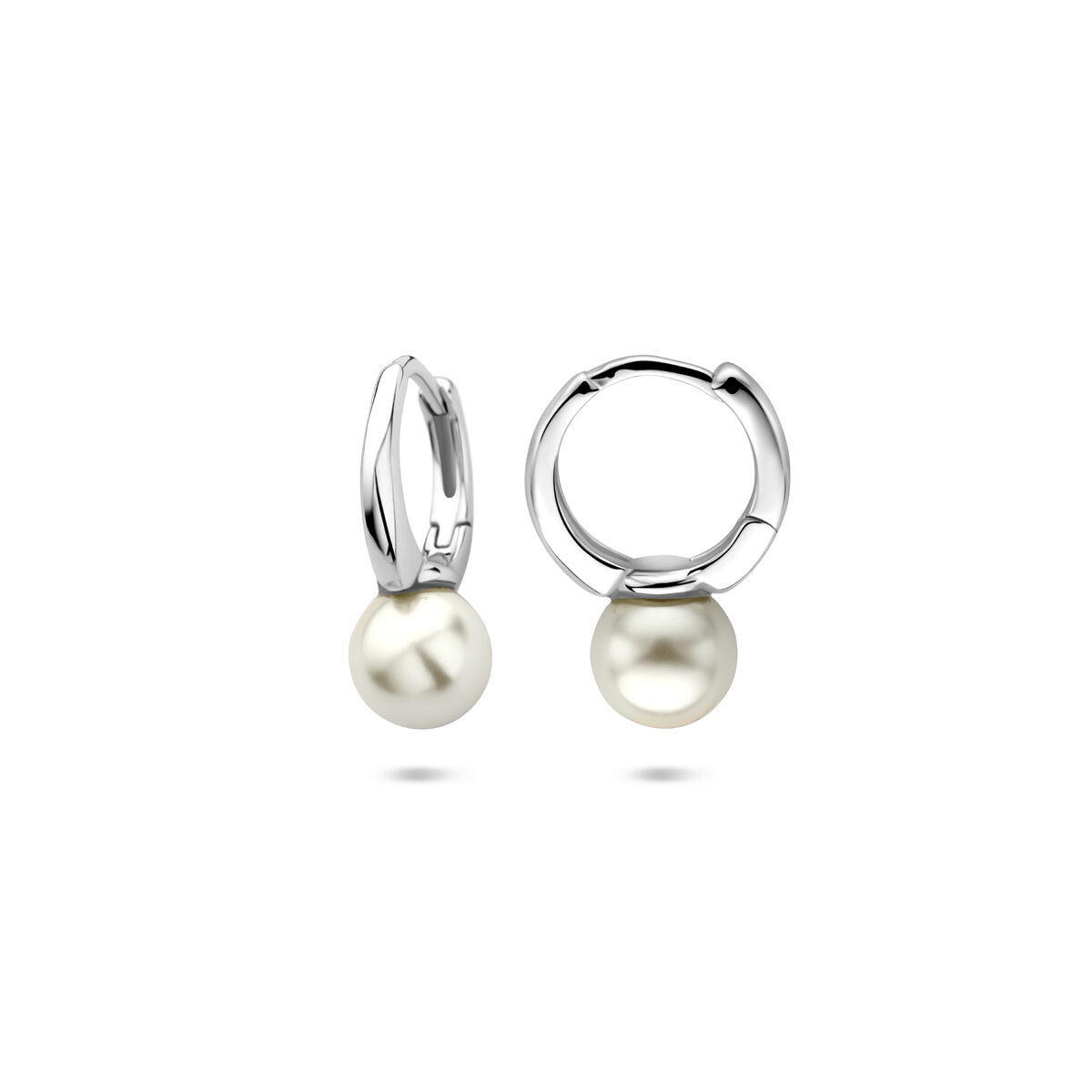 Zilver oorringen met zoetwaterparel.  Deze elegante zilveren oorringen zijn verfijnd met schitterende zoetwaterparels. Draag ze bij formele gelegenheden of als stijlvolle aanvulling op je dagelijkse outfit voor een vleugje elegantie. Ideaal om je look te verfraaien met een tijdloze uitstraling.