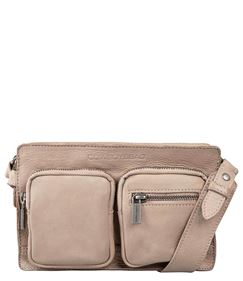 Aantal pasjes 2
Breedte 22 cm
Diepte 4 cm
Fabrieksgarantie termijn 1 jaar
Hoogte 14 cm
Kleur hardware Zilverkleurig
Materiaal Leer
Merk Cowboysbag
Opberg opties 1 binnenvak met ritssluiting, 1 buitenvak met ritssluiting
Schouderband Verstelbaar
Type sluiting Ritssluiting