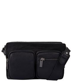 De Cowboysbag Crossbody Merlin in het zwart is een veelzijdige schoudertas, ideaal voor dagelijks gebruik. Met een tijdloos design en praktische indeling biedt deze tas voldoende ruimte voor al je benodigdheden,  zoals bv voor je pasjes . Draag hem schuin over het lichaam voor een casual look of elegant op de schouder. Perfect voor zowel werk als vrije tijd.
