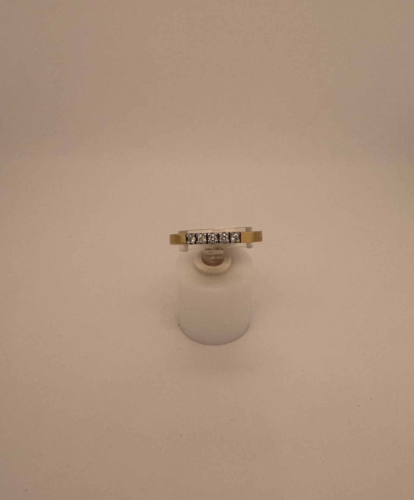 14krt geelgouden ring met diamant in witgouden zetting, is een luxe sieraad in de categorie ringen. Deze ring is vervaardigd uit goud en toont een verfijnde diamant in een witgouden zetting. Draag deze elegante ring subtiel als statement piece of combineer met andere gouden sieraden voor een gelaagde look.