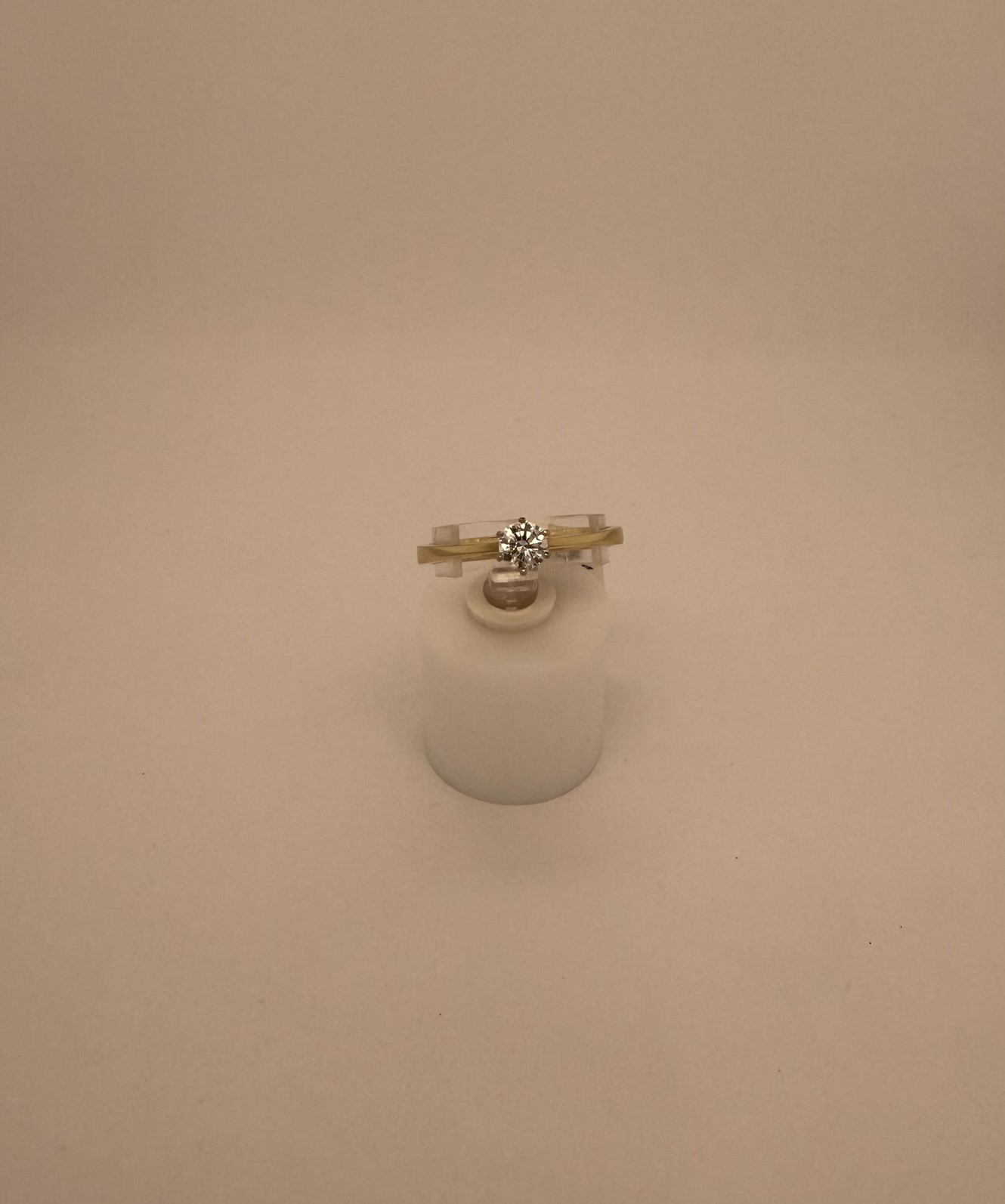 De 14krt. geelgouden solitair ring, is een elegante ring met een briljant geslepen diamant van 0,27 karaat in een witgouden zetting. Perfect voor speciale gelegenheden, geeft een verfijnde uitstraling als u het solo draagt of combineert met andere sieraden. Ideaal om de verfijning van uw stijl te verhogen. 