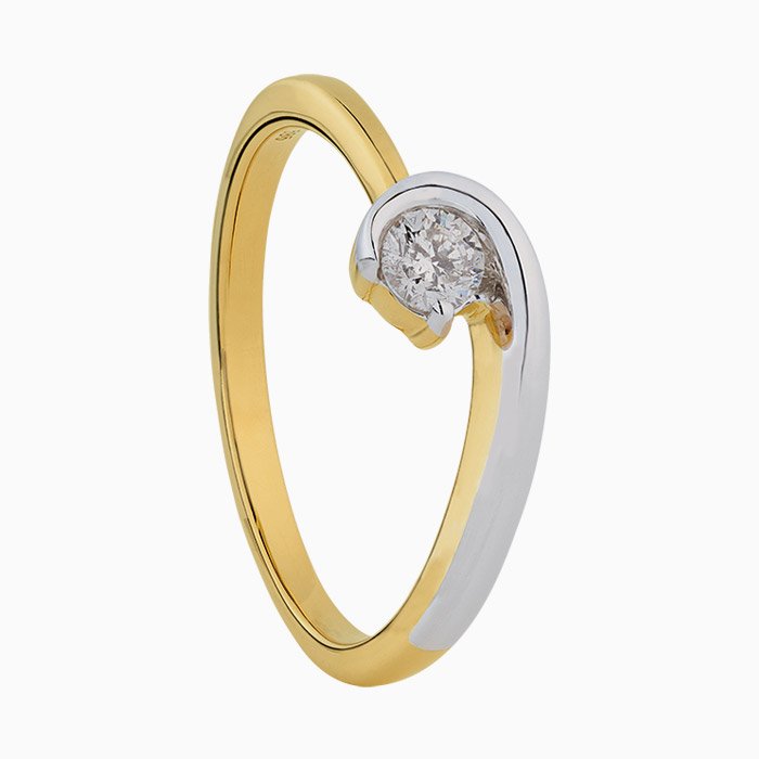 Een elegante bicolor ring met een mooie zetting voor de 0.05 karaat diamant. Goed te dragen met een andere ring of natuurlijk alleen
