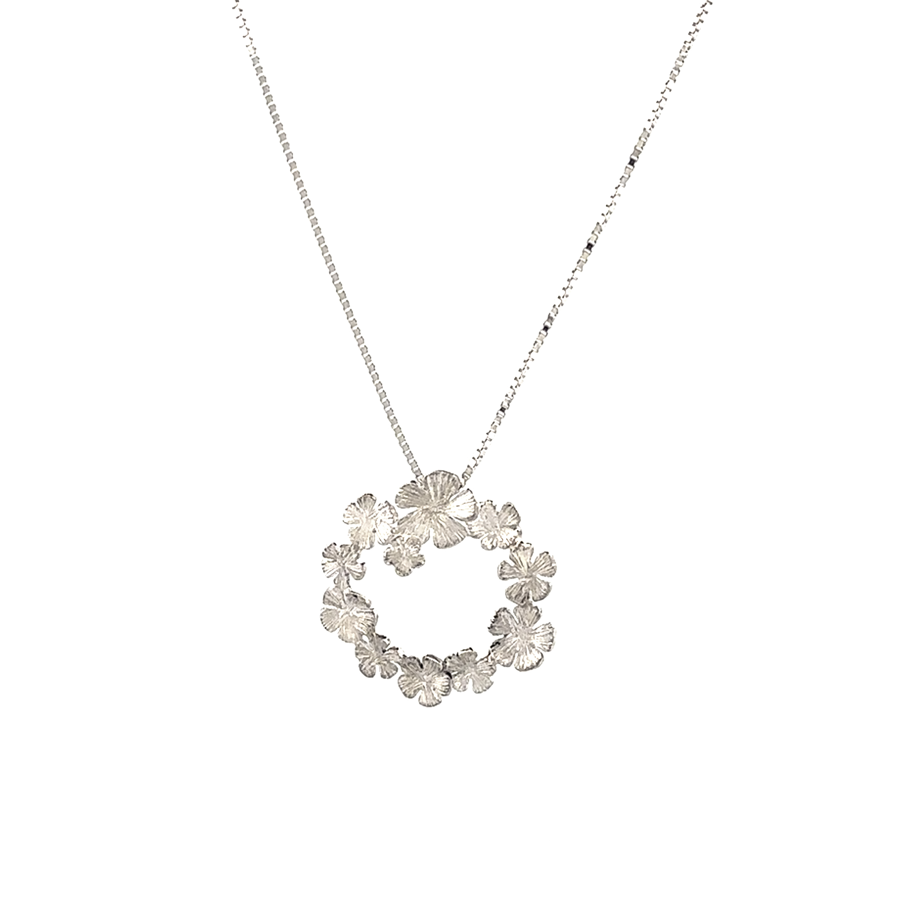 Bijzondere hanger uit een hele collectie speciaal ontworpen sieraden met vergeet me nietjes. Een klein vergeet-mij-nietje heeft een sterke symbolische waarde. De bloem staat voor trouw en oneindige liefde. Met het dragen of geven van deze zilveren hanger geeft u een extra betekenis aan uw liefde.

Deze hanger wordt los verkocht of wil je er een bijpassende ketting van zilver bij bestellen?

Maak een afspraak en kom deze hanger passen! Of bestel haar gelijk, dan sturen we deze mooi verpakt naar je toe.