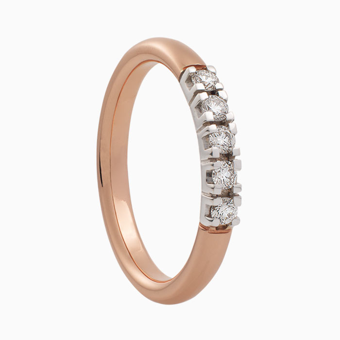 De Roségouden Eclat Ring R703 met Diamanten is een verfijnd sieraad dat bestaat uit bicolor design met drie diamanten van elk 0,03 karaat. De mooie diamanten springen er goed uit door de witgouden zetting. Ideaal voor elegante gelegenheden, deze ring is een statement op zichzelf. Het best gedragen als blikvanger met subtiele accessoires om zijn elegantie te accentueren. Perfect voor een stijlvolle, moderne look. de ring is er in maat 55 