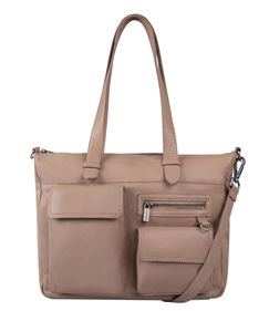 De Cowboysbag Shopper Grenada is een stijlvolle leren schoudertas die perfect is voor dagelijks gebruik. Met ruime vakken is het ideaal voor werk of winkelen. Draag hem casual over één schouder of crossbody voor extra comfort. Combineer met een jeans en blouse voor een moeiteloze, chique look.
