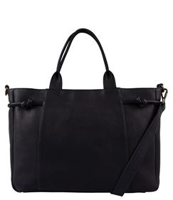 De Cowboysbag Laptopbag Kenora in zwart, is een stijlvolle schoudertas, perfect voor zowel werk als vrije tijd. Het biedt voldoende ruimte en bescherming voor je laptop. Draag hem comfortabel over je schouder voor dagelijks gebruik, waardoor je makkelijk en stijlvol kunt reizen. Ideaal voor zakelijke en casual gelegenheden.