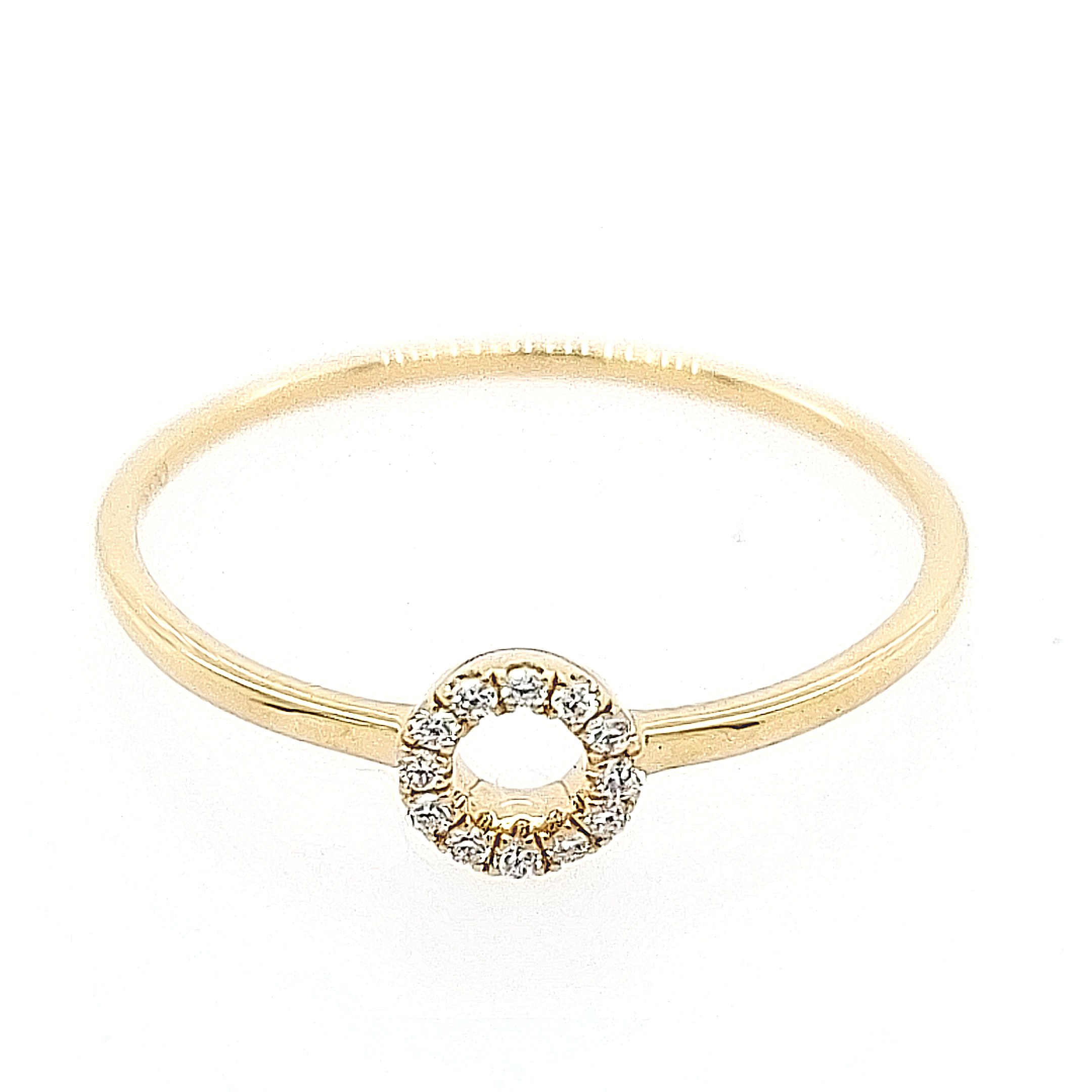 Fijne geelgouden ring: 18 karaat.
Het motief van deze ring is een klein, open cirkeltje.
Dit motief is bezet met briljant (0,04 ct).