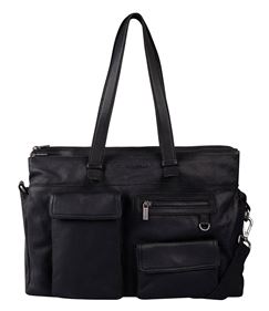De Cowboysbag Laptopbag Willows in zwart, modelnummer is een stijlvolle schoudertas, ideaal voor dagelijks gebruik of kantoor. Deze tas biedt voldoende ruimte voor je laptop en andere benodigdheden. Draag hem comfortabel over je schouder voor een moeiteloze en modieuze look. Perfect voor zowel zakelijke als informele gelegenheden.