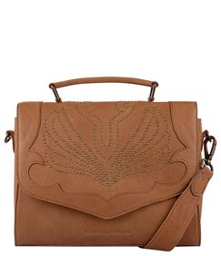 De Cowboysbag Citybag Mission in de kleur Fawn, is een stijlvolle schoudertas die valt onder de categorie tassen. Deze tas is perfect voor dagelijks gebruik en biedt voldoende ruimte voor al je benodigdheden. Draag hem nonchalant over je schouder voor een modieuze en praktische look. Geschikt voor elke gelegenheid!