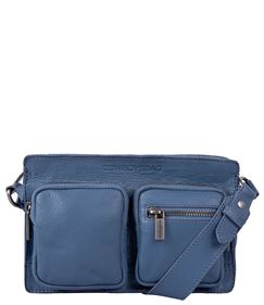 Cowboysbag crossbody merlin in de kleur elemental blue. Het is een stijlvolle schoudertas, ideaal voor dagelijks gebruik. Het compacte formaat biedt voldoende ruimte voor je essentiële items. Draag hem comfortabel over de schouder voor een casual look of stijlvol crossbody voor wat meer flair. Perfect voor elke gelegenheid waarbij je praktische elegantie wilt uitstralen.