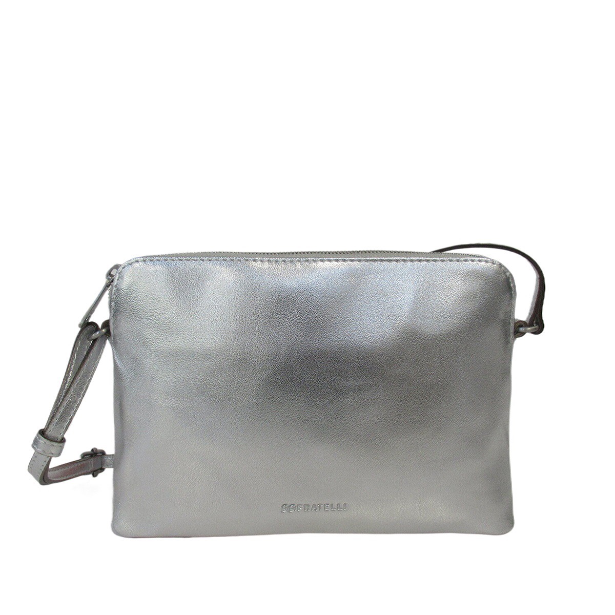 De GigiFratelli crossbody plat Zilver, modelnummer SPC0021-902, is een stijlvolle en praktische tas. Deze crossbodytas is perfect voor dagelijks gebruik en biedt gemak en comfort. Draag hem schuin over het lichaam voor ultieme bewegingsvrijheid en een trendy uitstraling. Ideaal voor het veilig meenemen van je essentials. Perfect voor elke gelegenheid!