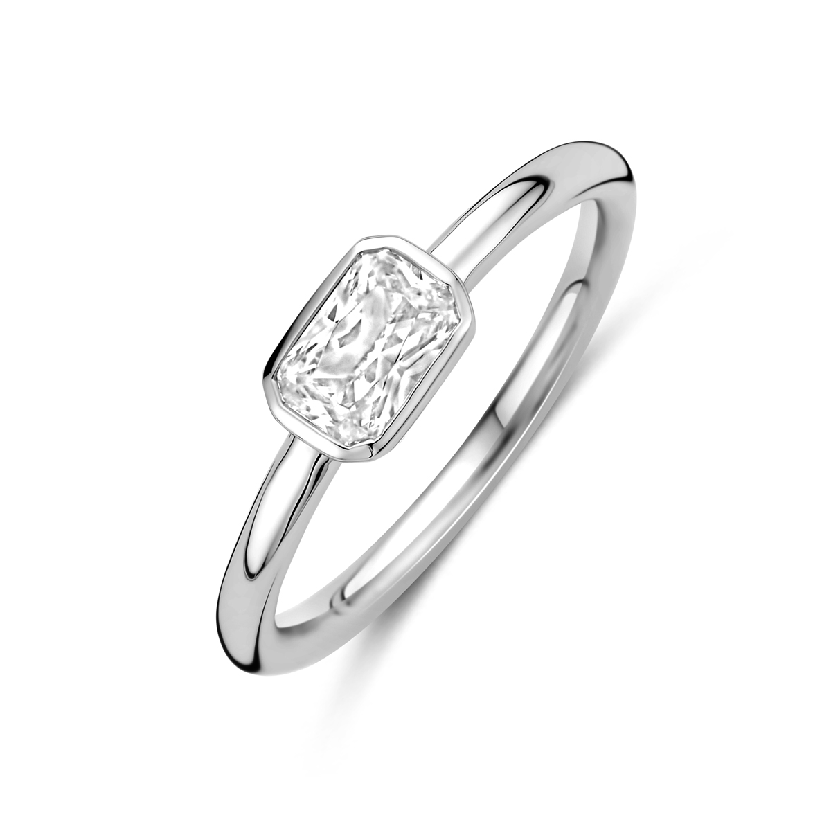 Gerhodineerd 925 zilveren ring uitgevoerd met zirkonia. De ring heeft een afmeting van 5x7.5mm.