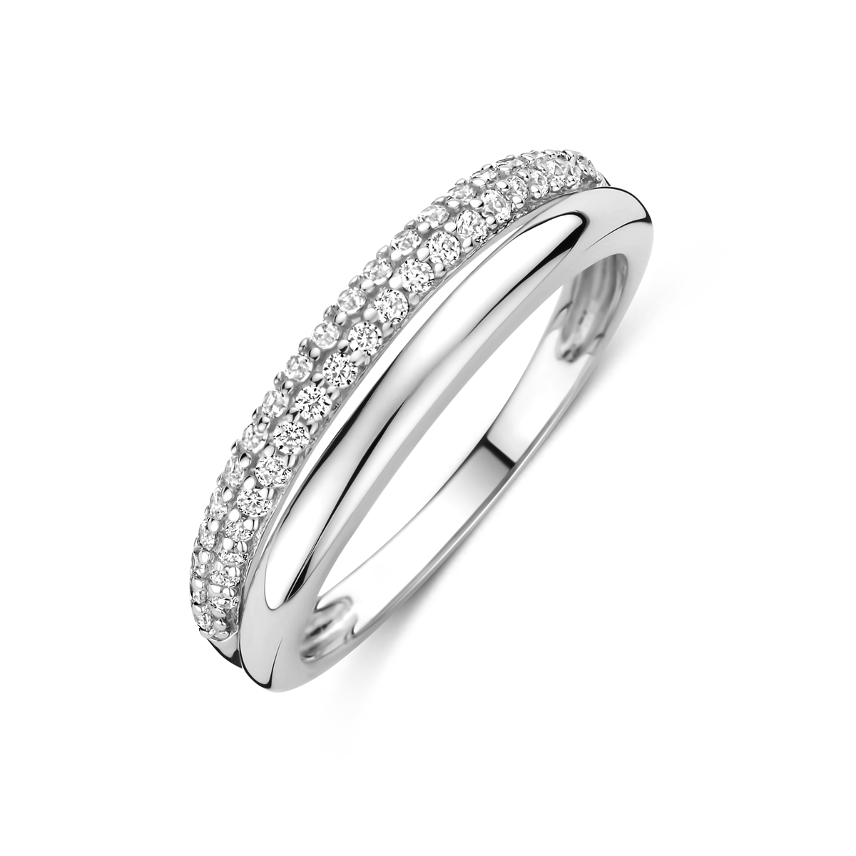 Gerhodineerd 925 zilveren ring uitgevoerd met zirkonia. De ring heeft een breedte van 5mm.