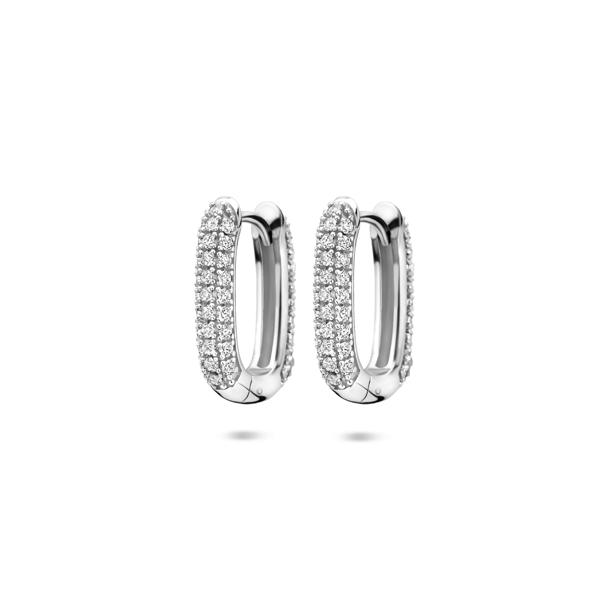 Gerhodineerd 925 zilveren klapoorringen uitgevoerd met zirkonia. De klapoorringen hebben een afmeting van 16.5x3mm.