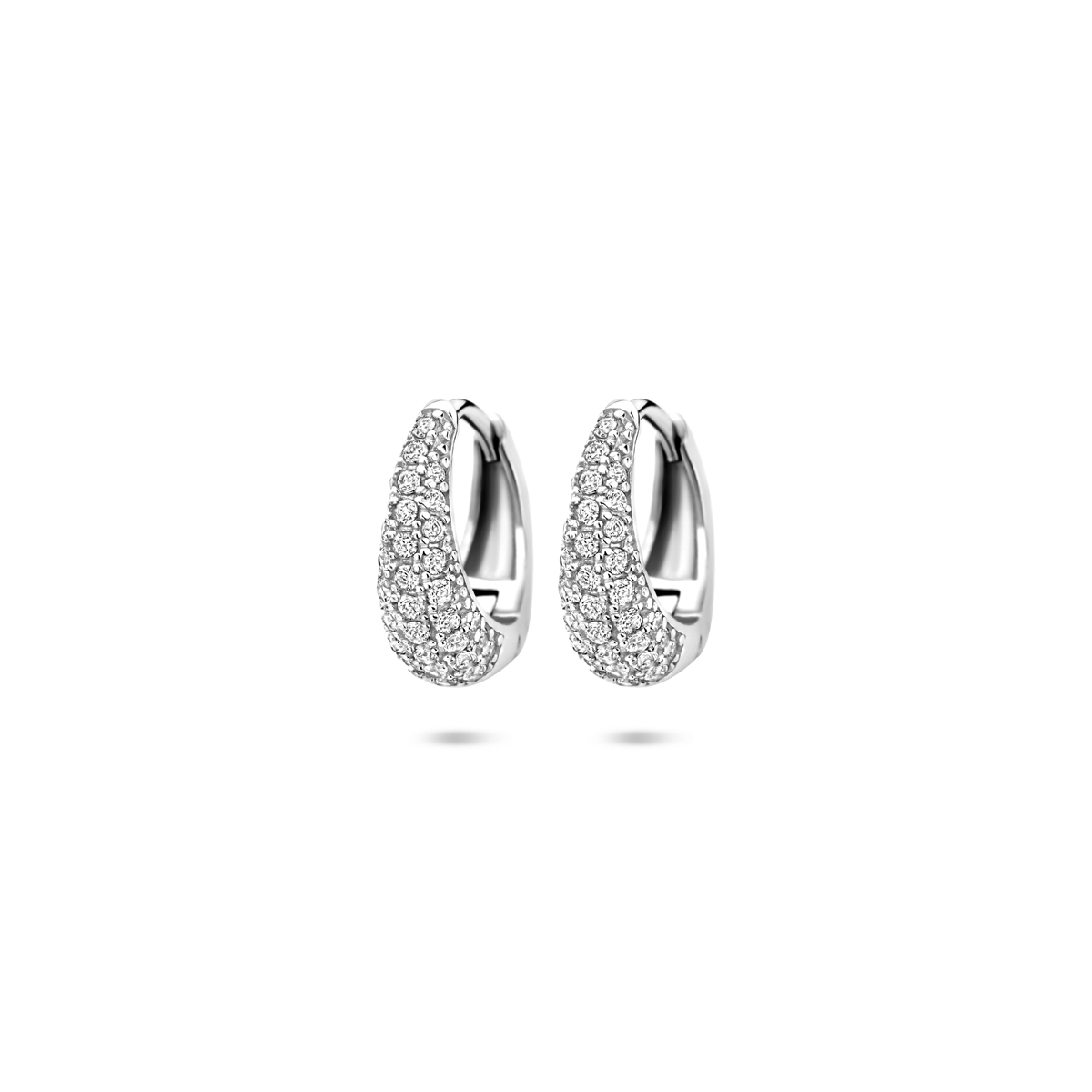 Gerhodineerde zilveren klapoorringen uitgevoerd met zirkonia. De klapoorringen hebben een afmeting van 12.5x4.5mm.