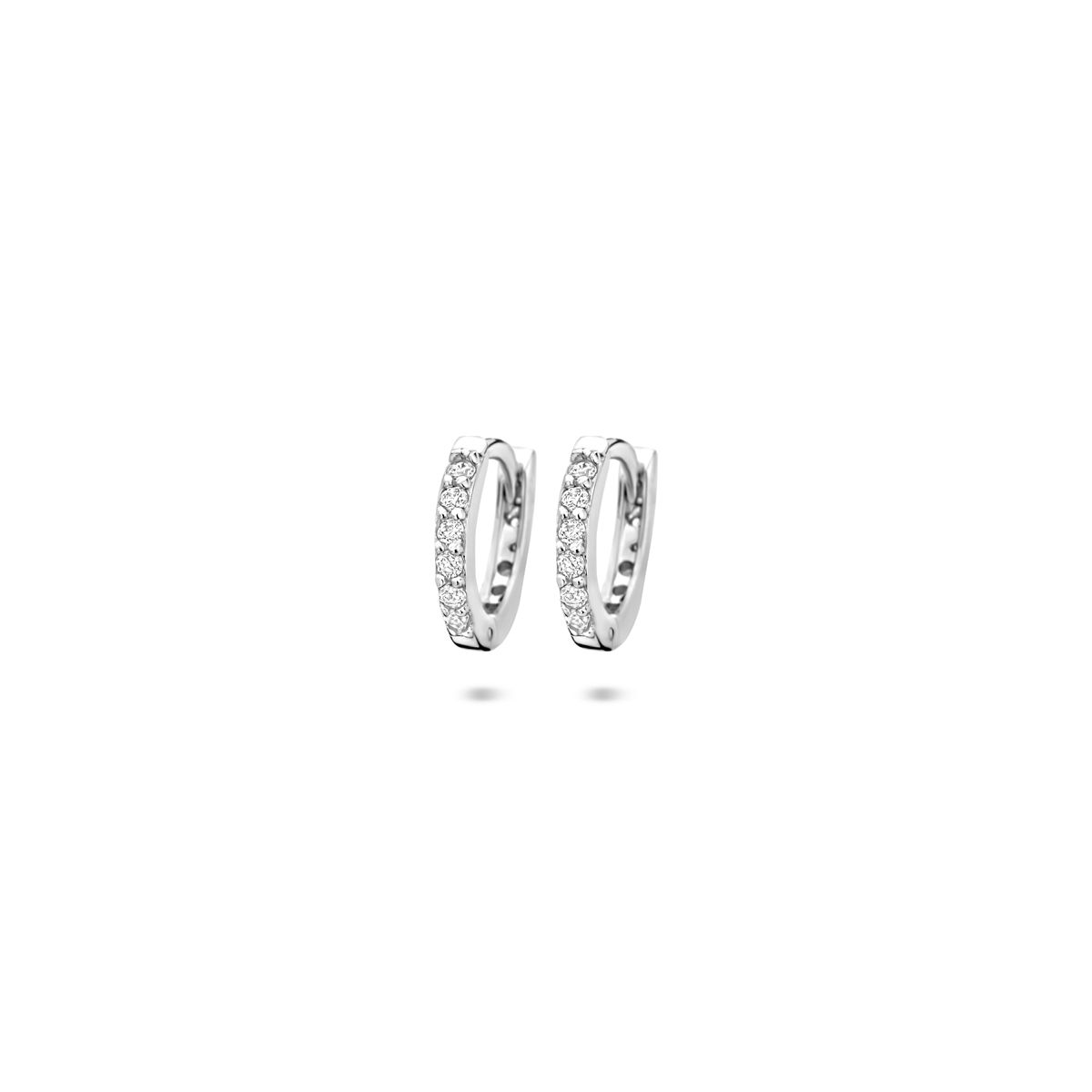 Gerhodineerd 925 zilveren klapoorringen uitgevoerd met zirkonia. De klapoorringen hebben een buisdikte van 1.5mm.