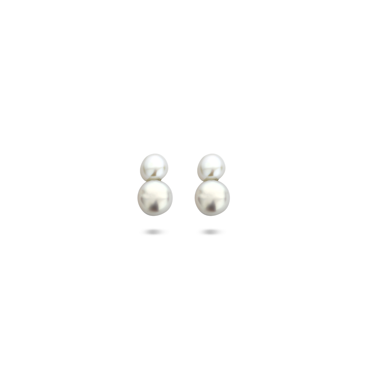 Zilveren oorstekers uitgevoerd met twee parels. De oorknoppen hebben een afmeting van 7x4mm.