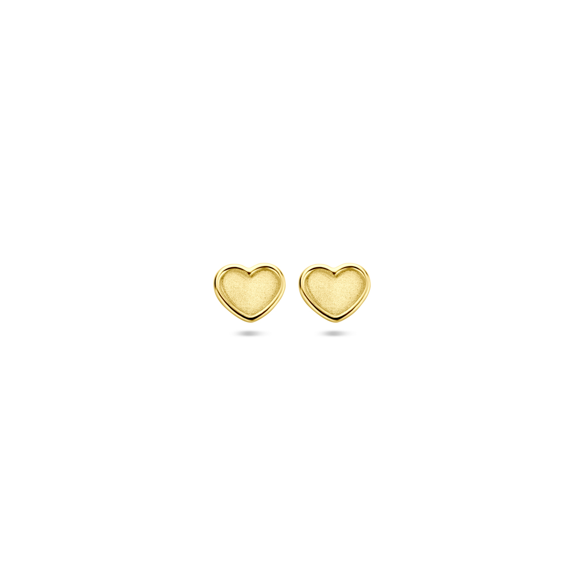 14k Geelgouden oorknoppen uitgevoerd in de vorm van een hartje. De oorknoppen hebben een afmeting van 4.5x5mm.