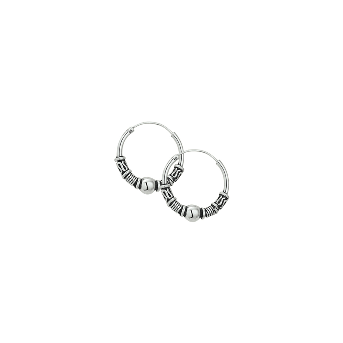 Geoxideerd 925 zilveren oorringen in Bali stijl. De oorringen hebben een breedte van 4mm.