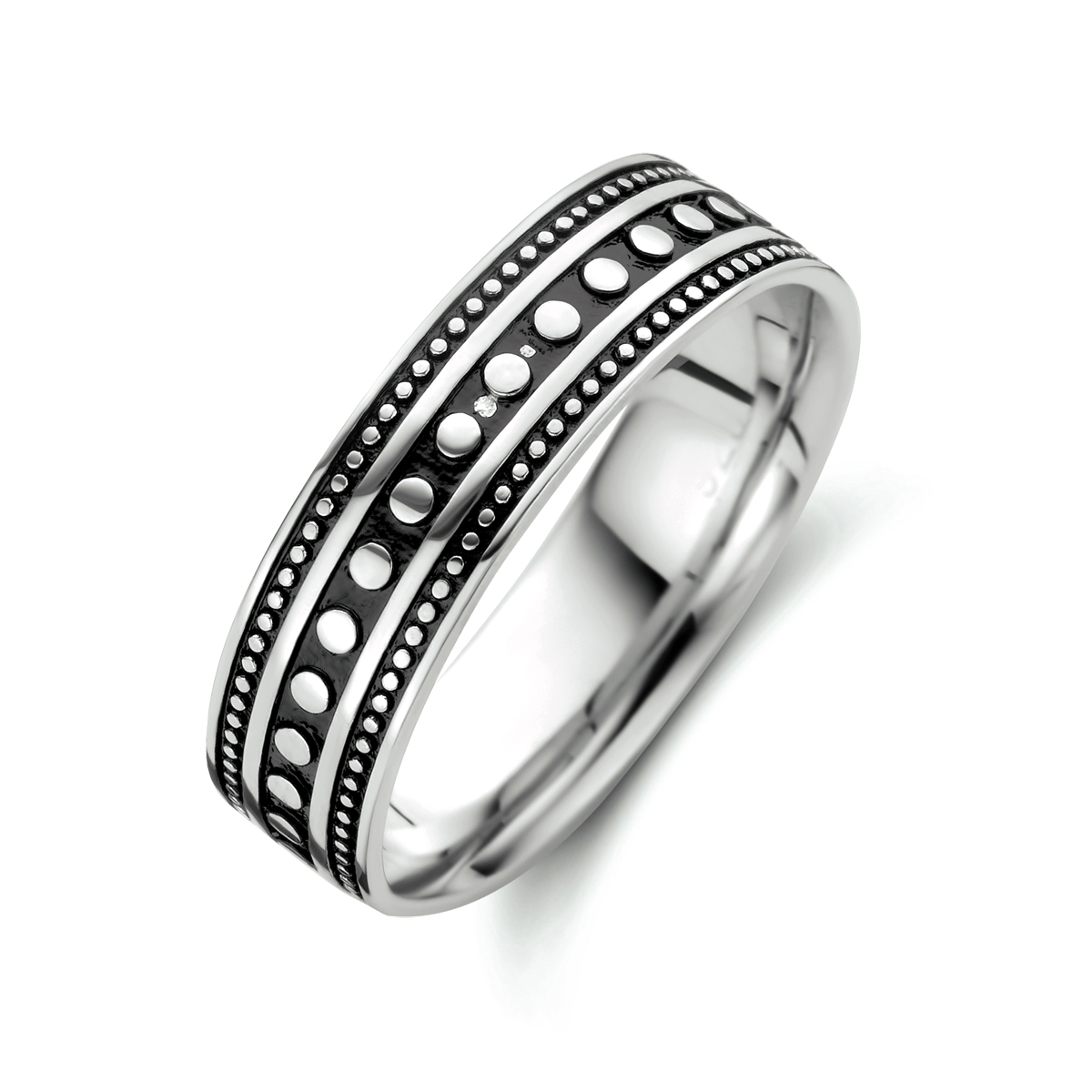 Geoxideerd 925 zilveren ring. De ring heeft een breedte van 6mm.