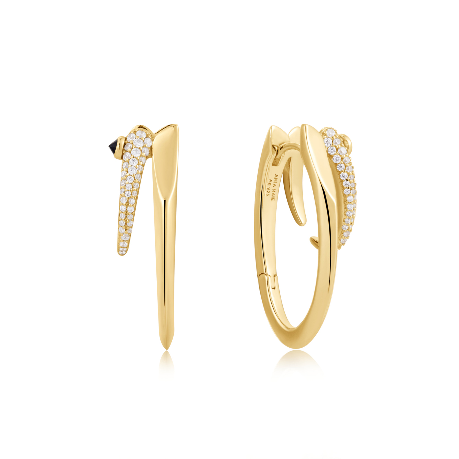 Deze opvallende oorringen zijn gemaakt van 14kt verguld sterlingzilver. Voor een gepolijste punklook met een knipoog naar de millenniumnostalgie, draait het allemaal om de schittering met rijen zirkonia's ingelegd op deze dubbele hoepel. Combineer deze eye-catching oorringen met je favoriete oorbellen of draag ze op zichzelf. 

HET MERK
GeAÃ¯nspireerd door de laatste fashion trends is Ania Haie het toonaangevende sieradenmerk voor hoogkwalitatieve maar ook betaalbare zilveren sieraden, zonder op de kwaliteit in te leveren. Iedere collectie is gebaseerd op de laatste catwalktrends, waardoor Ania Haie snel tot hAÃ©t sieradenmerk voor stijlbewuste consumenten is verkozen. Elk sieraad wordt ontworpen om te combineren met andere sieraden waardoor je je eigen look kunt creëren. Maar ook zijn Ania Haie sieraden opvallend genoeg om op zichzelf te dragen.

SPECIFICATIES
- Ania Haie
- Oorsieraad
- 925 zilver met gold plating
- Lengte 2,2cm