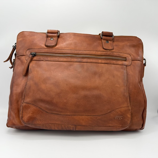 De BearDesign Lia schoudertas Cognac, modelnummer CL 35220 COGNAC, valt in de categorie tassen en type schoudertassen. De tas biedt veelzijdige stijl en comfort voor dagelijks gebruik. Draag hem over je schouder voor een moeiteloze, chique look die zowel casual als zakelijke outfits complimenteert. Perfect voor elke gelegenheid waar stijl en functionaliteit samenkomen.