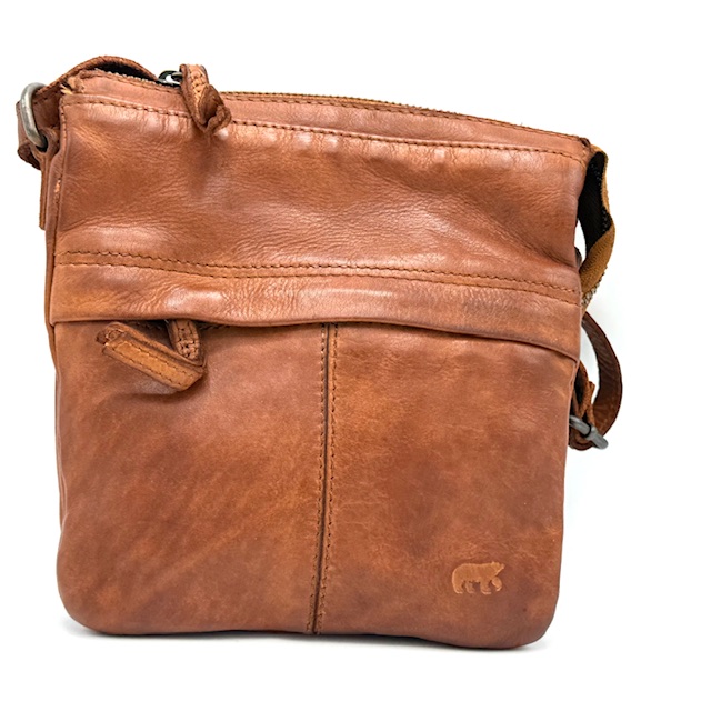 De BearDesign crossbody Cognac, modelnummer CL 45084, is een stijlvolle tas uit de categorie tassen en specifiek een crossbodytas. De tas is ideaal om over de schouder te dragen voor een casual en comfortabele look, perfect voor dagelijks gebruik. Combineer het met een casual outfit voor een moeiteloze en elegante stijl.

Onder de toprits drie vakken waarvan 1 met rits

Afmetingen:
Hoogte 20cm x breed 17cm x diep 4-12cm