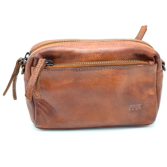 De BearDesign crossbody Cognac (modelnummer CL 41421 COGNAC) is een veelzijdige tas specifiek om 'CROSSBODY te dragen. Deze stoere stijlvolle tas is perfect voor dagelijks gebruik en biedt gemak en comfort. Draag hem schuin over je lichaam voor een veilige en modieuze look. Een must-have voor elke garderobe!

Afmetingen:
Hoogt15cm x breed 25cm x diep 8cm