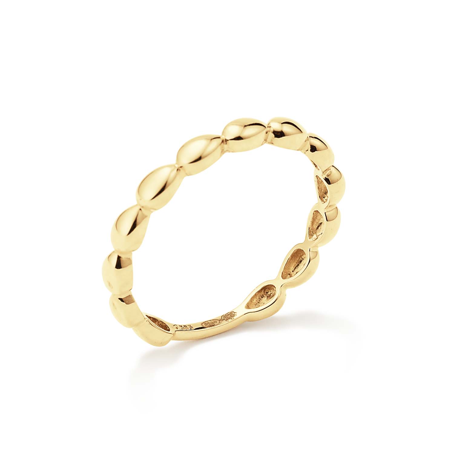 Ken jij het San Marco in Venetië? Deze Basiliek wordt ook de "Kerk van Goud" genoemd en is de inspiratiebron voor deze 14 karaat gouden ring. 

Venetian Diary Als je aan een betoverende stad denkt, waar je kunt verdwalen in smalle straatjes en waar gondels je meenemen langs de mooiste gebouwen en architectuur. Waar op iedere hoek iemand spontaan in een serenade kan uitbarsten. Aan welke stad denk je dan? Juist, het Italiaanse Venetië. Mysterieus, betoverend en romantisch. Een stad met elegante grachten, prachtige pleinen en kleurrijke mensen. Een stad waar ik mijn hart aan heb verloren. 

Het merk
Jackie is hét 14 karaat gouden on trend sieradenmerk. De collecties zijn geïnspireerd op de reizen die ik maak, van stedentrips tot exotische oorden. Elk gouden sieraad is helemaal van nu, handgemaakt door Europese goudsmeden en vervaardigd van overwegend gerecycled goud met echte edelstenen en zoetwaterparels. Elke collectie is dan ook met veel liefde en passie samengesteld. Mijn Jackie sieraden zijn de perfecte finishing touch voor iedere outfit!

Specificaties
- Ring
- Materiaal: 14 Karaat - Geelgoud - 585
- Bollen
- Maat 56