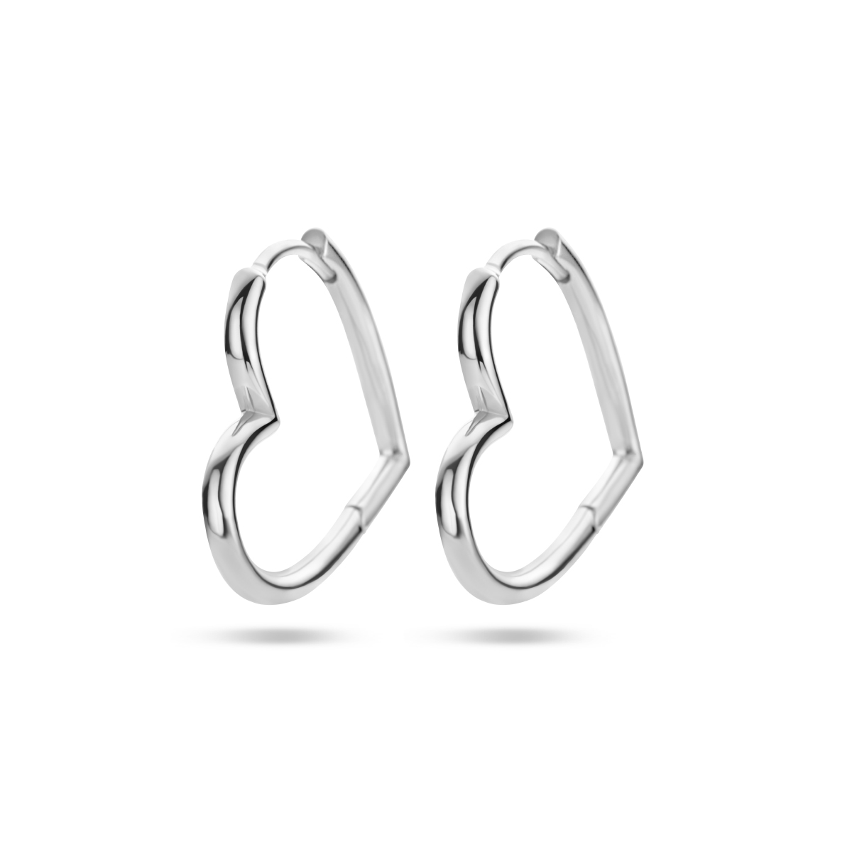 Gerhodineerd 925 zilveren oorringen in de vorm van een hart. Het hart heeft een afmeting van 24x26mm.