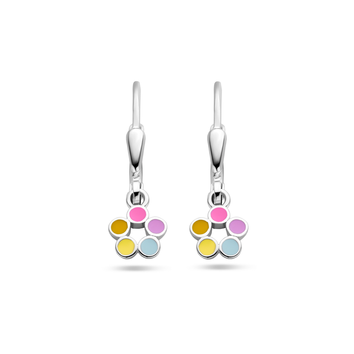 Gerhodineerd 925 zilveren oorhangers uitgevoerd met een bloem. De oorhangers hebben een totale hoogte van 22mm.