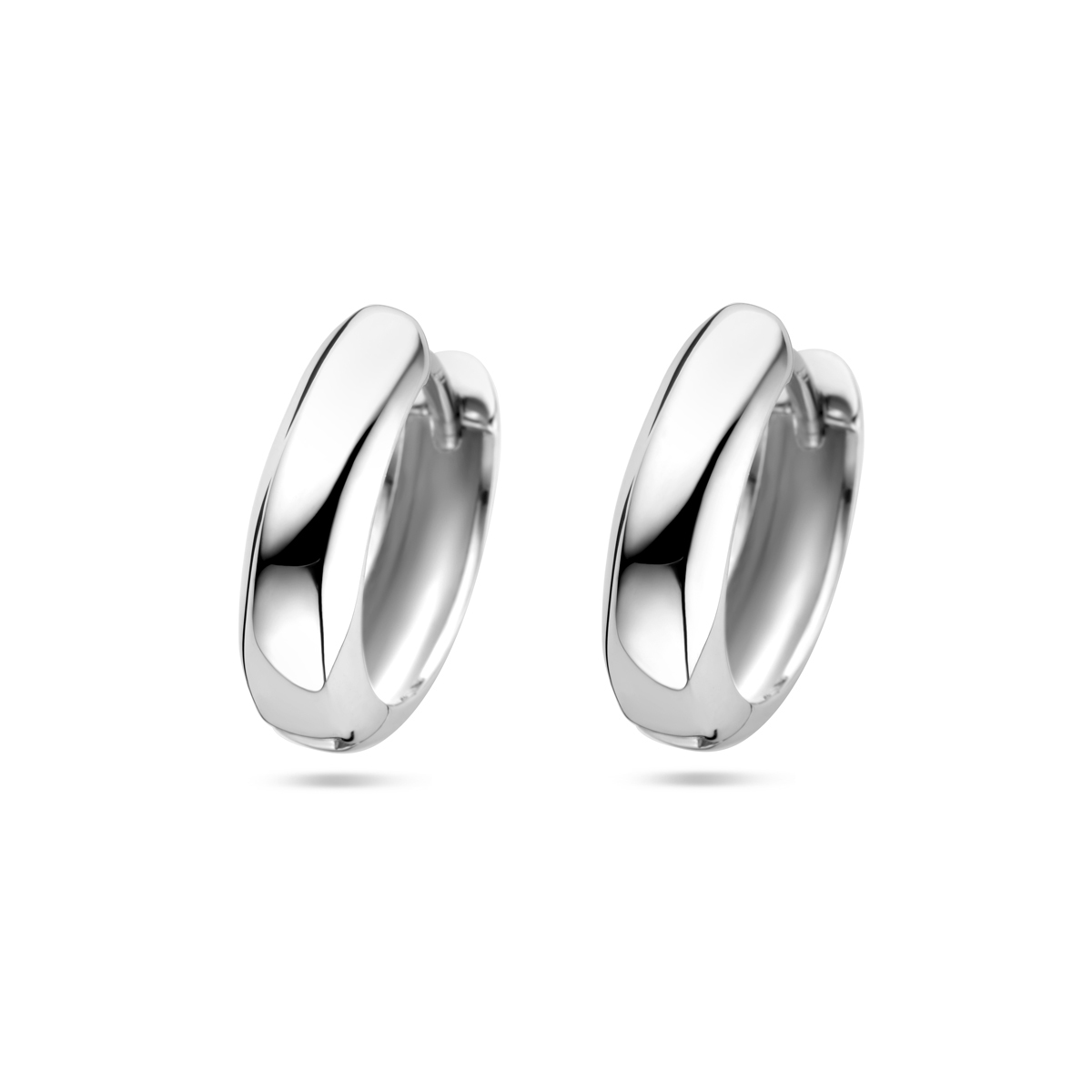 Gerhodineerd 925 zilveren klapoorringen. De oorringen hebben een totale hoogte van 16mm.