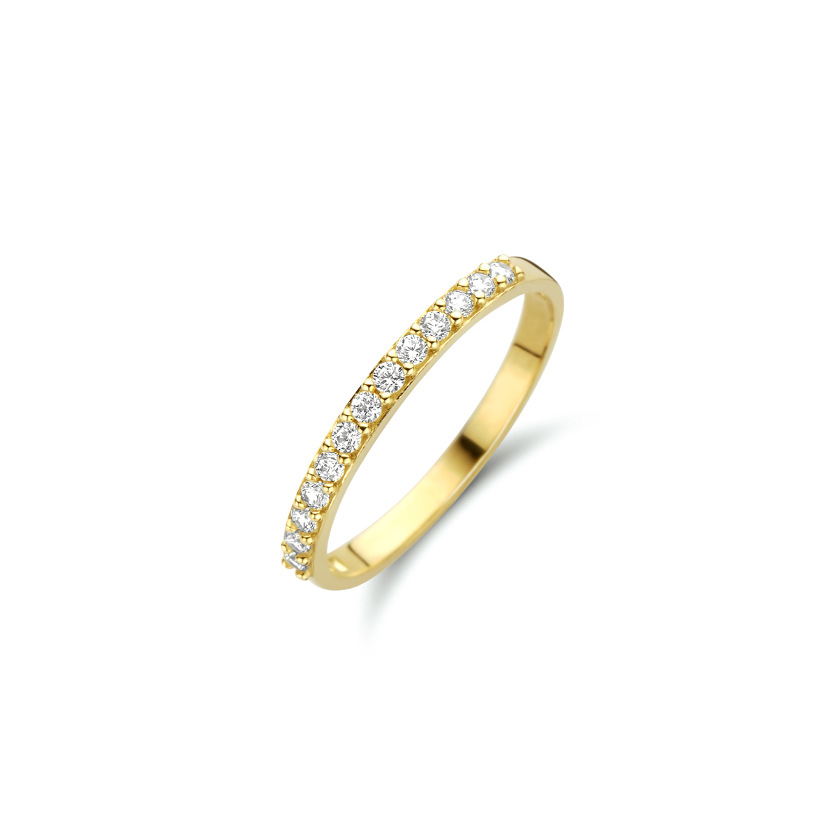 14k Geelgouden ring uitgevoerd met een schitterende zirkonia rij. De ring heeft een breedte van 2mm.