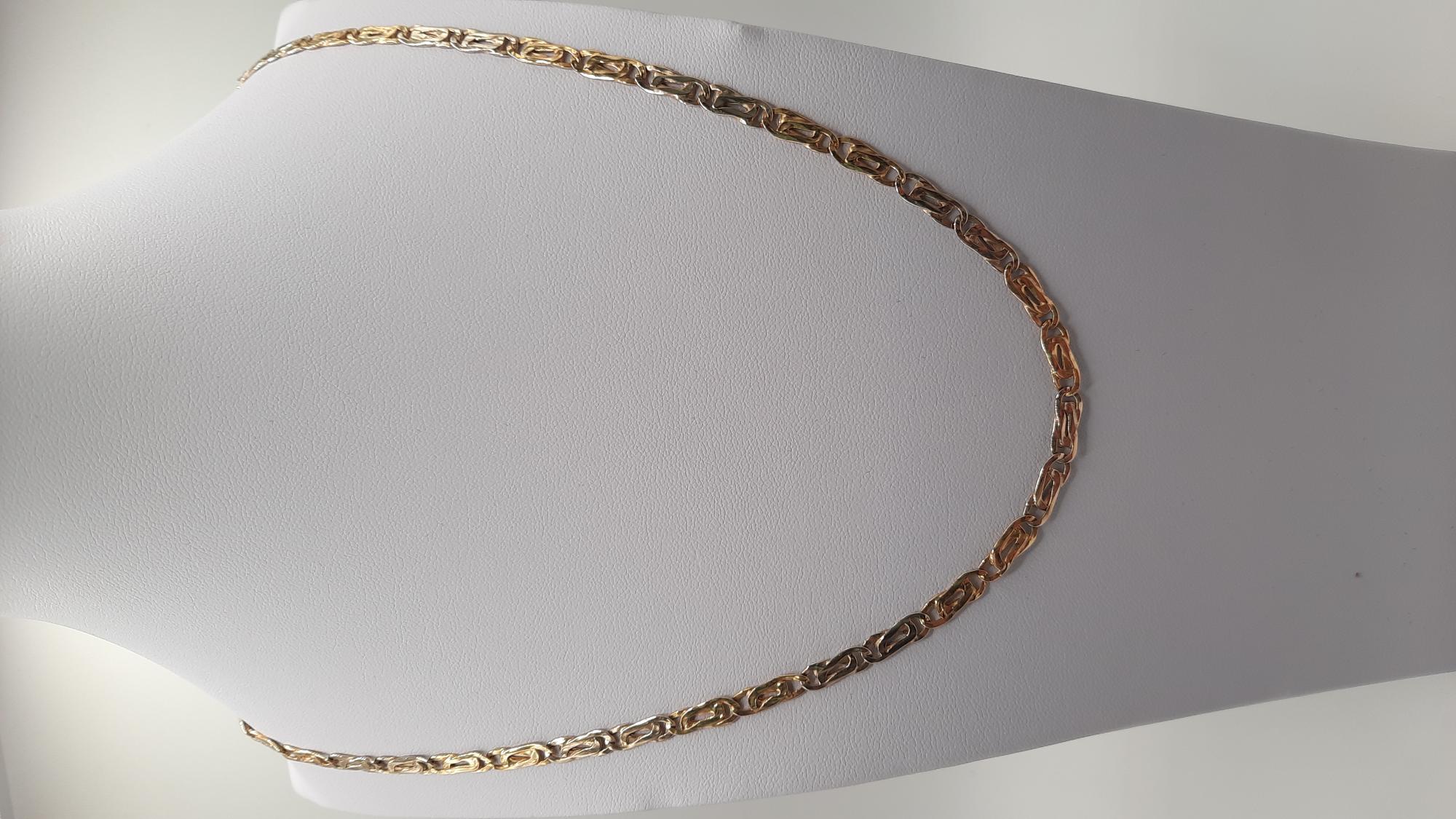 De gouden ketting, modelnummer BREA-JOY-0003027, is een elegante 18-karaats geelgouden halsketting met een breedte van 4,7 mm en een gewicht van 11,22 gram. Perfect om te dragen bij formele gelegenheden of als dagelijks statement-piece. Combineer het met andere gouden sieraden voor een complete, verfijnde look. Geschikt voor maat 56.