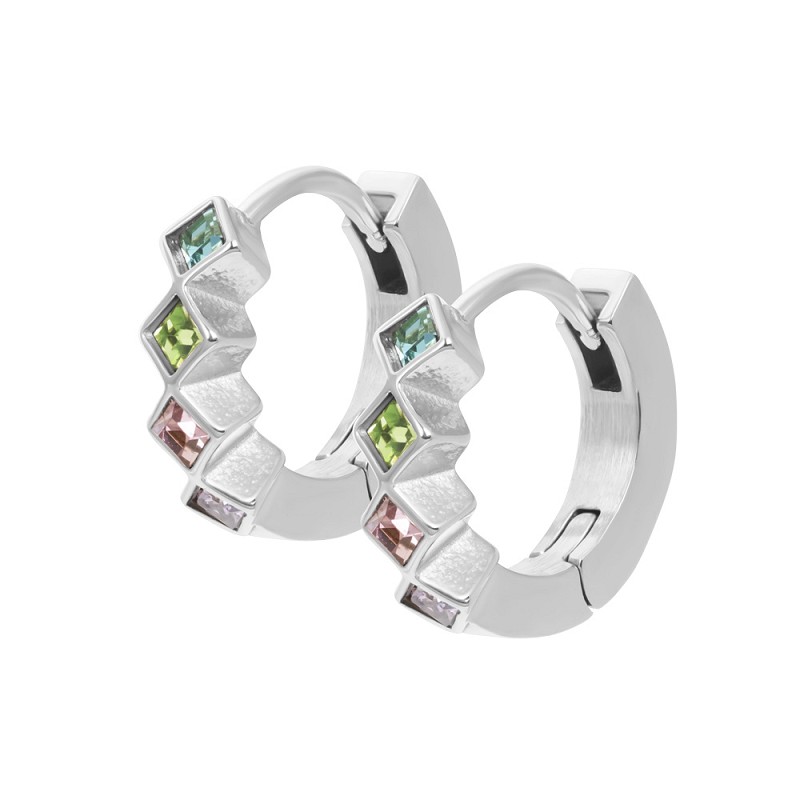 De iXXXi Hoops Blossom zijn gemaakt van stainless steel. De oorbellen zijn ringetjes van 12mm groot die je gemakkelijk kunt openen en in je oor kunt steken. Aan de voorkant van de ringetjes zitten vier multi-kleurige zirconias bevestigd.