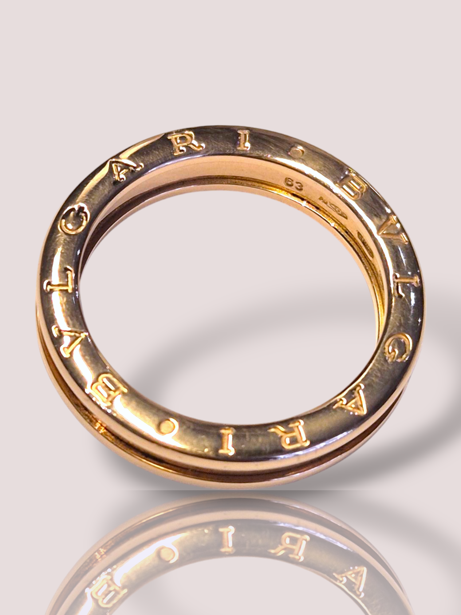 Deze prachtige vintage B.Zero1 Bulgari ring is gemaakt van 18k roségoud en heeft een elegante en tijdloze uitstraling. Draag deze ring dagelijks als een statement piece of combineer het met andere elegantie sieraden voor een chique look. Een perfecte toevoeging aan elke sieradencollectie.