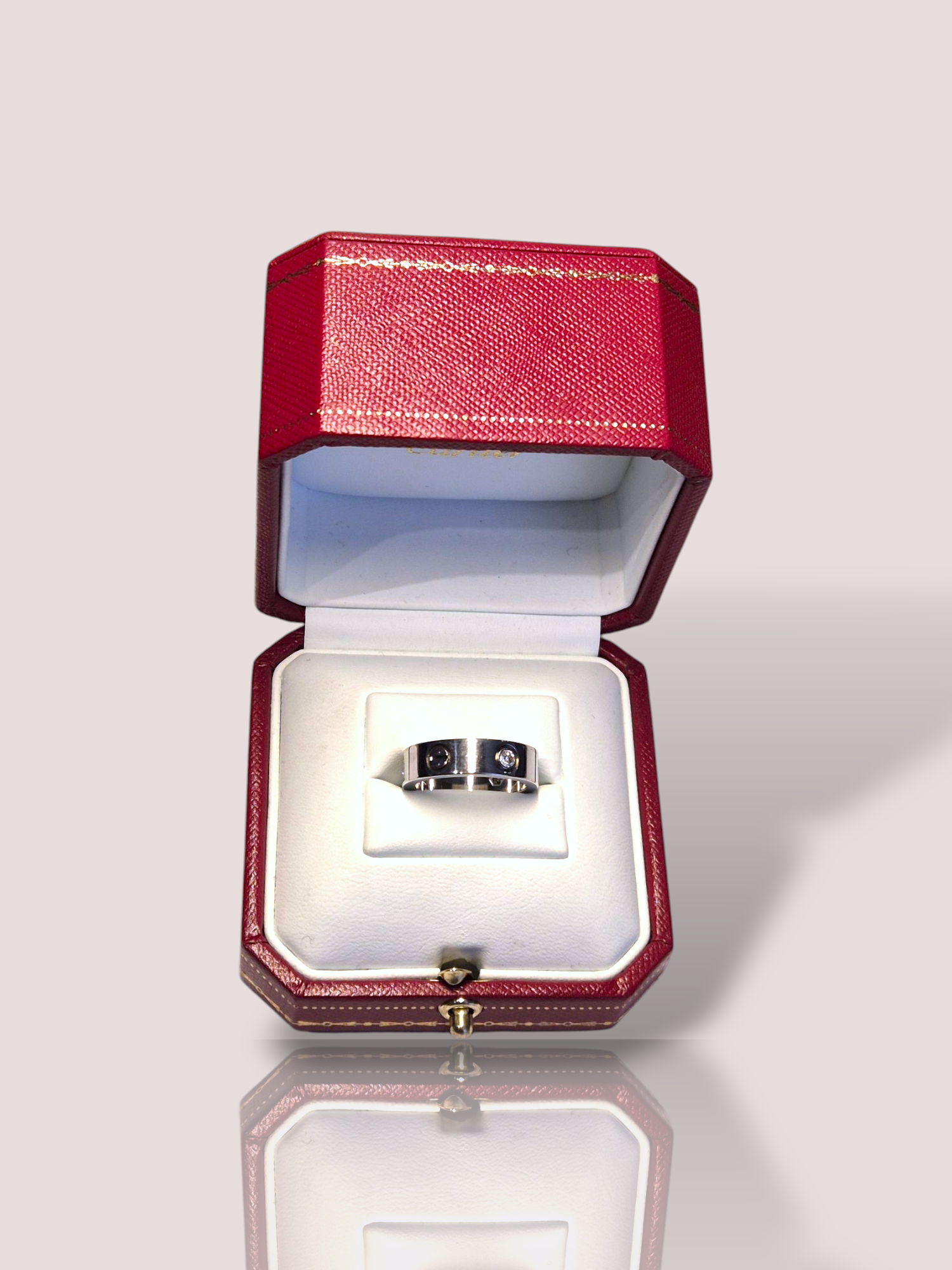 Deze Vintage Cartier Love ring heeft 3 diamanten en is een tijdloos sieraad dat direct luxe toevoegt aan elke outfit. Draag deze ring dagelijks als een subtiele en stijlvolle toevoeging aan je look, of combineer het met andere ringen voor een opvallende statement. Het fijne ontwerp maakt het gemakkelijk te combineren met andere sieraden. Maak je look compleet met deze prachtige ring! Deze ring is 0,5 cm hoog.