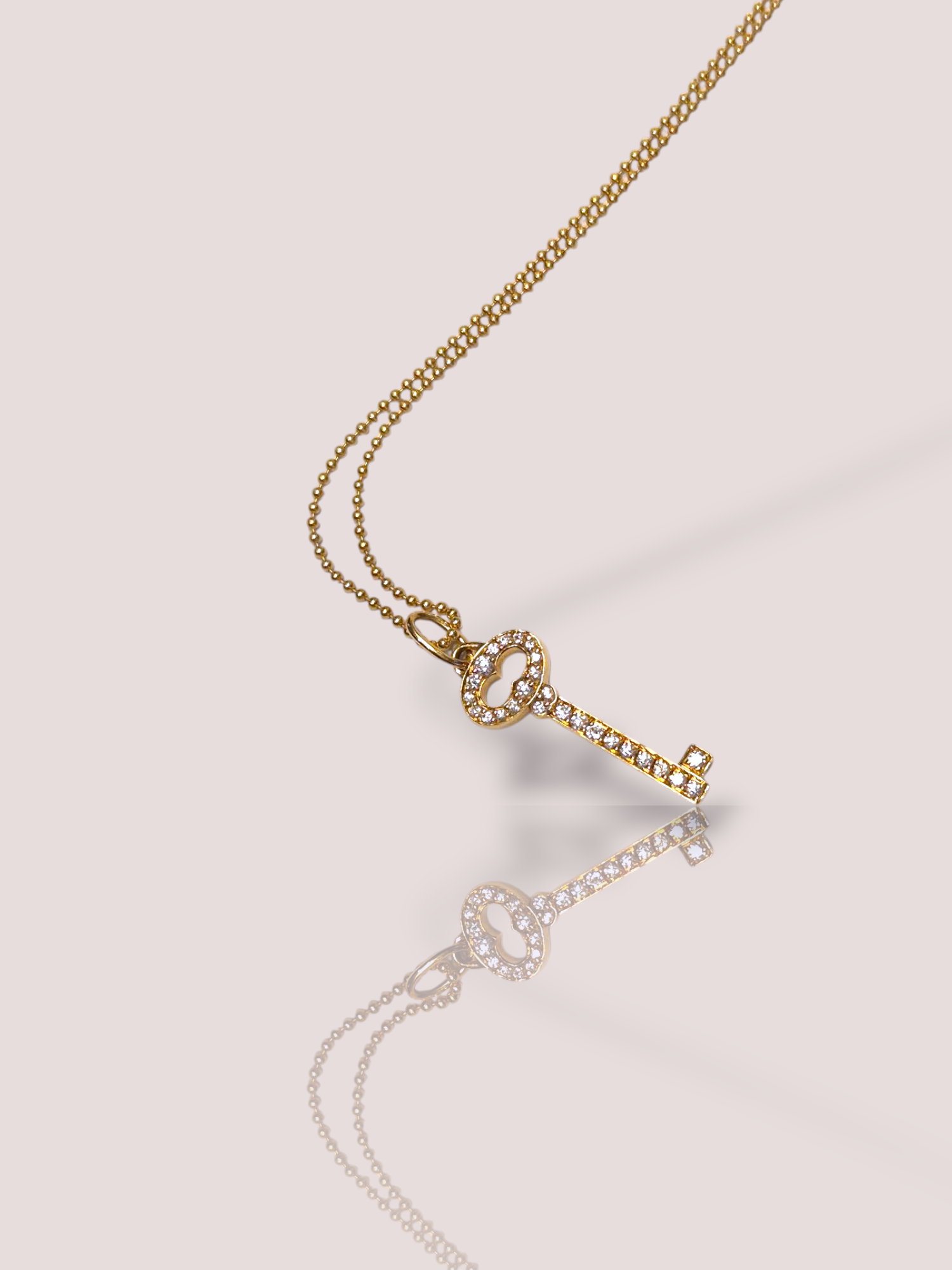Deze prachtige Tiffany & Co 18 karaat vintage geel gouden sleutel ketting is ingelegd met schitterende diamanten als finishing touch. De ketting kan op verschillende manieren gedragen worden, zoals laag op de borst of juist als statement piece hoog op de hals. De vintage uitstraling geeft de ketting een tijdloos en elegant karakter. Een must-have voor elke juwelenliefhebber! De sleutel is 2,1 bij 8 mm.